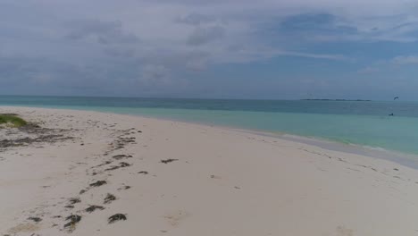 pov caminando hacia una playa tranquila y solitaria isla caribeña, mente tranquila, los rocas