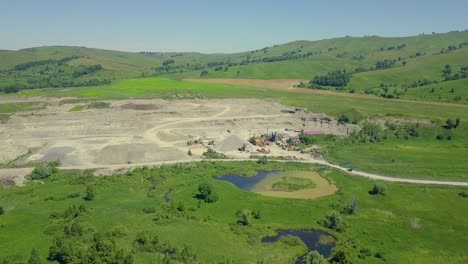 vuelo aéreo sobre el bosque y las marismas de campo en las tierras altas en dirección a la cantera de arena
