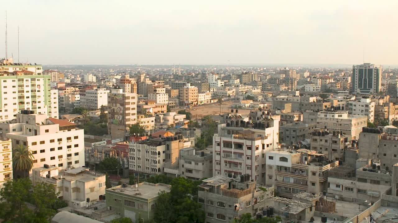 Ampia inquadratura di Gaza, area densamente popolata con minareti di una moschea sullo sfondo.