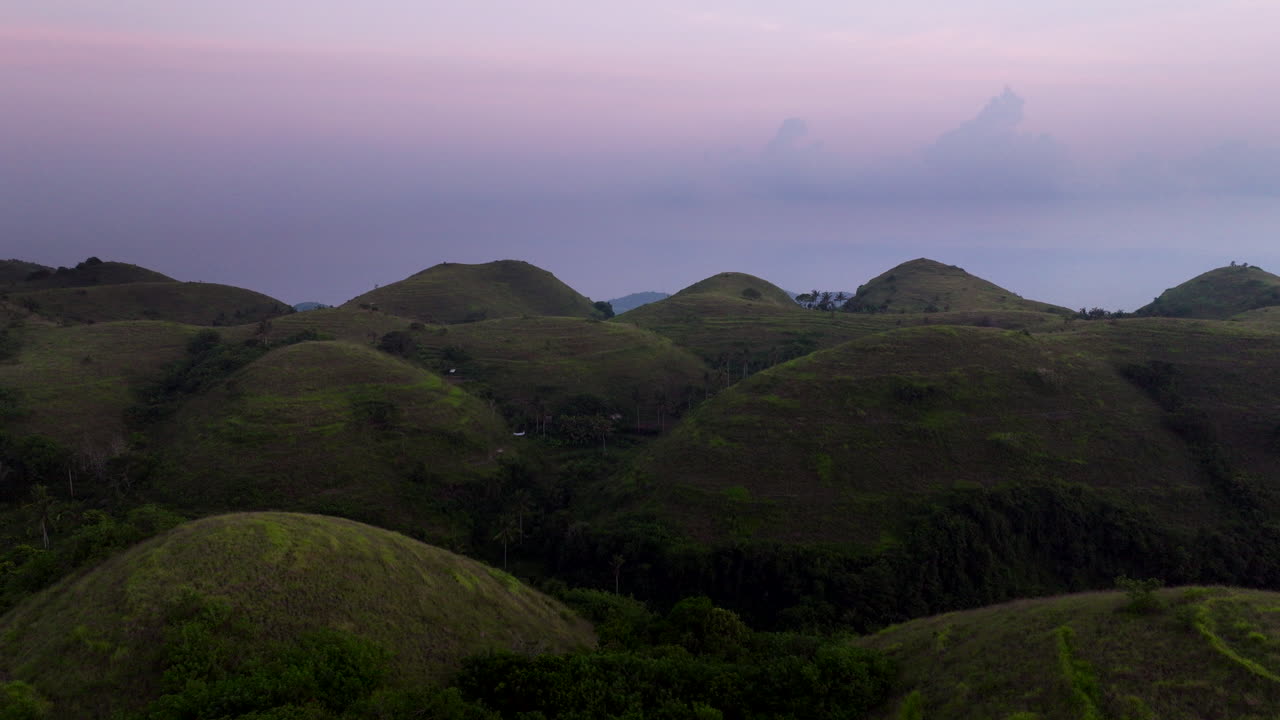 vista del atardecer de la colina de teletubbies en el pueblo de kubutambahan, nusa penida, bali, indonesia