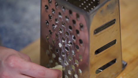 triturar queso en un rallador de caja