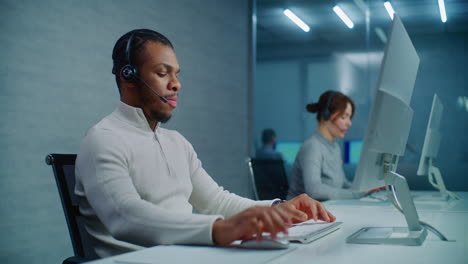 empleados del centro de llamadas trabajando en sus computadoras
