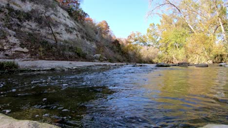 panorámica hacia la izquierda a través de un arroyo que fluye
