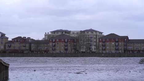 Panorámica-De-Una-Pequeña-Bahía-En-El-Río-Támesis,-Londres,-Reino-Unido