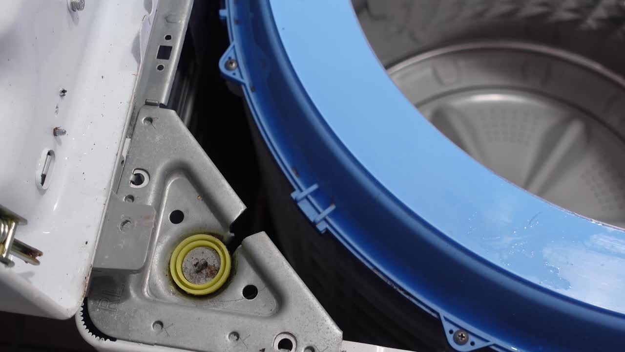 상부 부하 세탁기에서 충격 흡수기를 제거합니다.