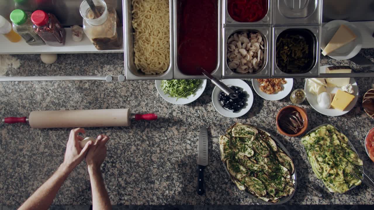 곡물 사람 은 반죽 공 을 형성 하고 있다