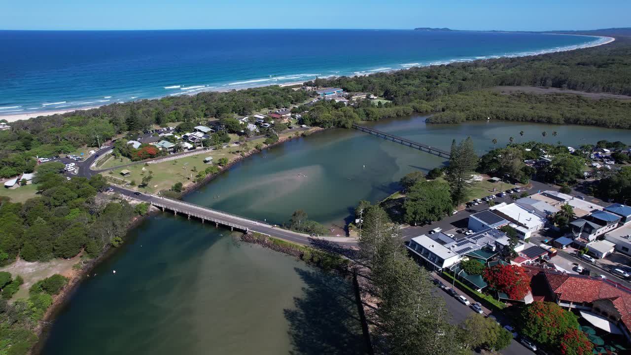 Puente de Brunswick Heads y la pasarela sobre Simpsons Creek - Brunswick Heads, Nueva Gales del Sur, Australia. - Vista aérea.