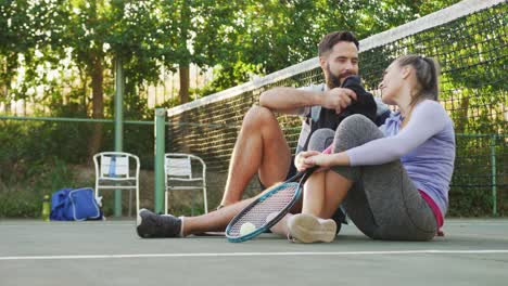 video de una feliz pareja caucásica en la corte