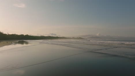 Drohnenaufnahme-Eines-Wilden-Strandes-In-Panama-Bei-Sonnenaufgang