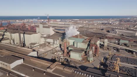 Industrial-area-in-hamilton,-ontario-with-factories-and-smokestacks-,-aerial-view