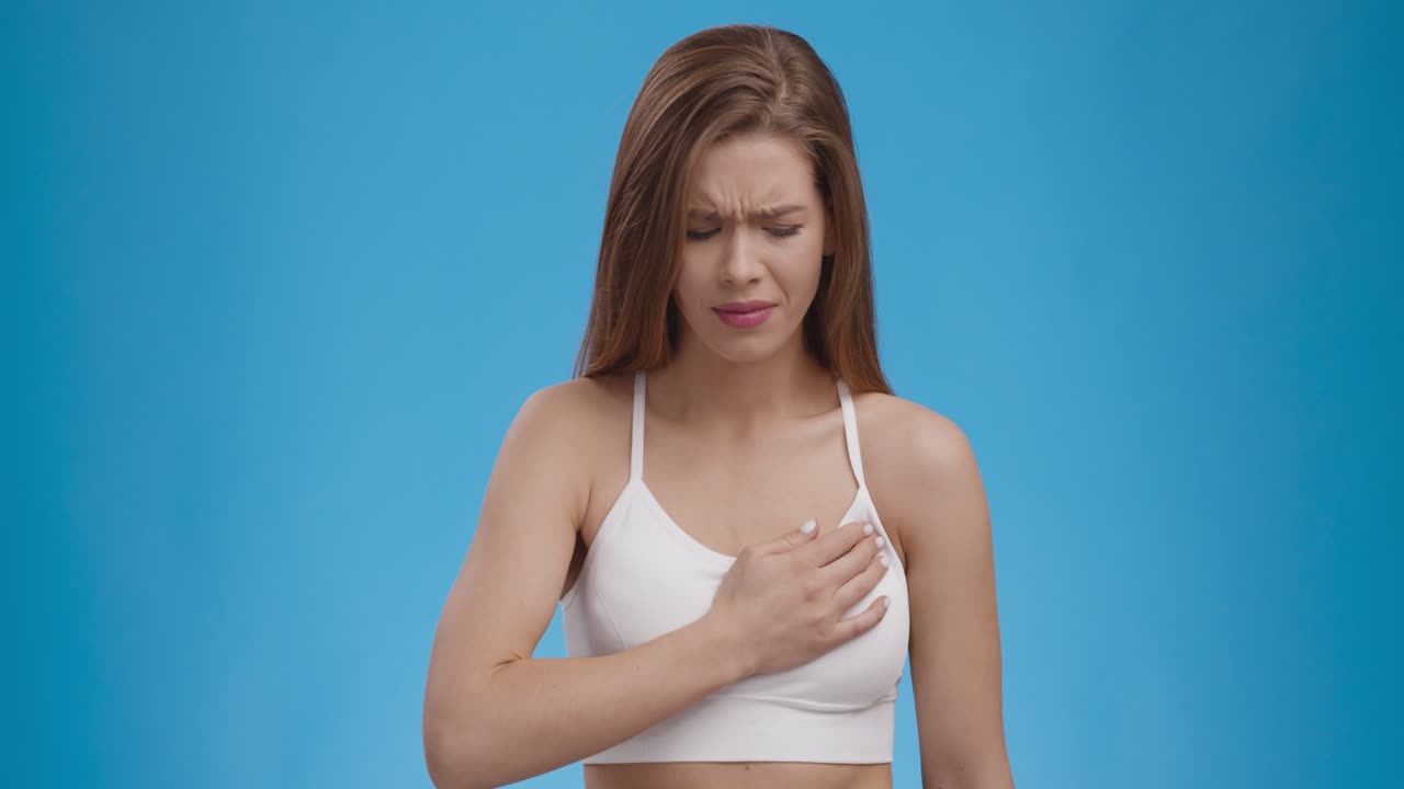 Người phụ nữ bị đau ngực