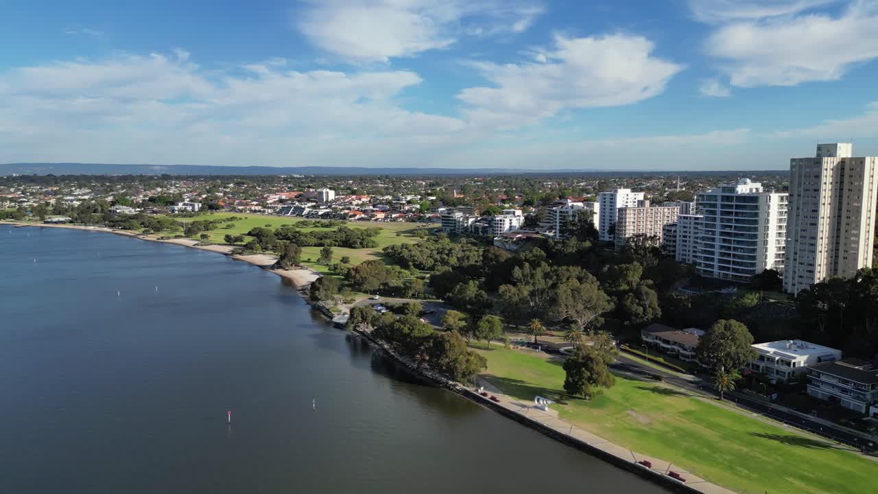 vista aérea desde un avión no tripulado a lo largo de la costa del río swan en perth, australia occidental