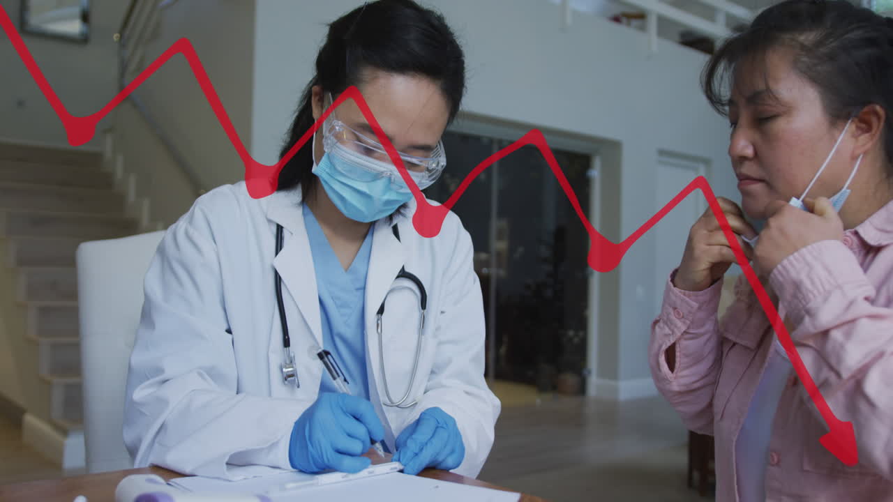 アジアの女性医師が患者と一緒に書いているデータ処理のアニメーション