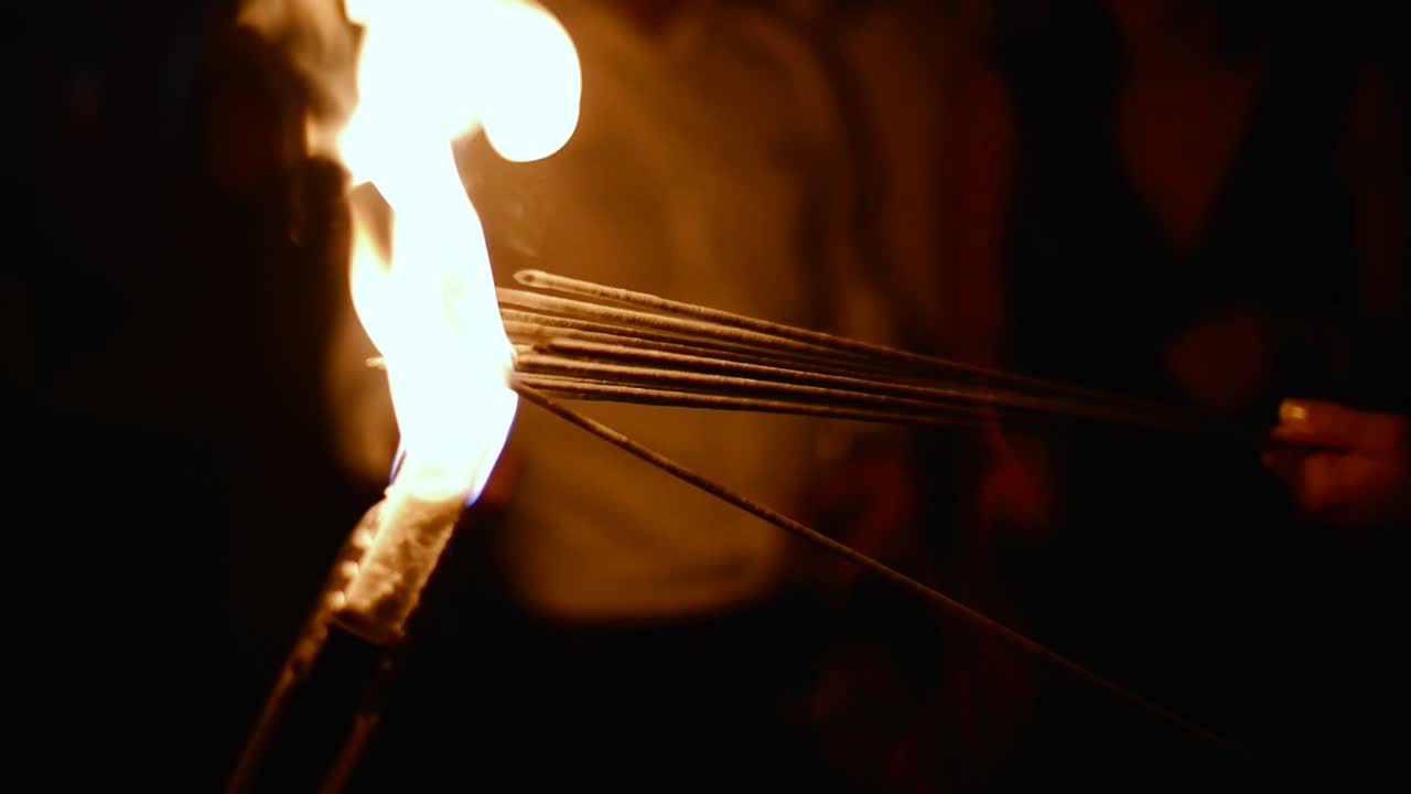 여러 개의 폭죽이 함께 점등됨