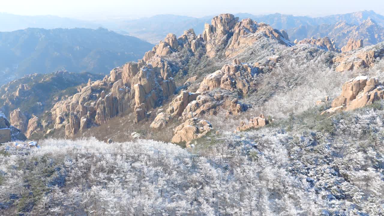 冬には雪が降り、山々は広大な白に覆われます。航空写真では、白い雪が冬の山全体を覆っているのがわかります。