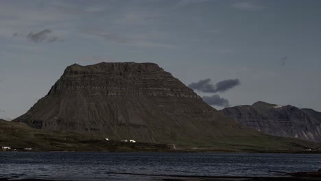 Algunos-Increíbles-Timelapses-De-Nubes-Tomados-En-Islandia-Con-La-Sony-A7iii