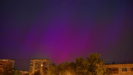 lapso de tiempo de las luces del norte sobre edificios residenciales