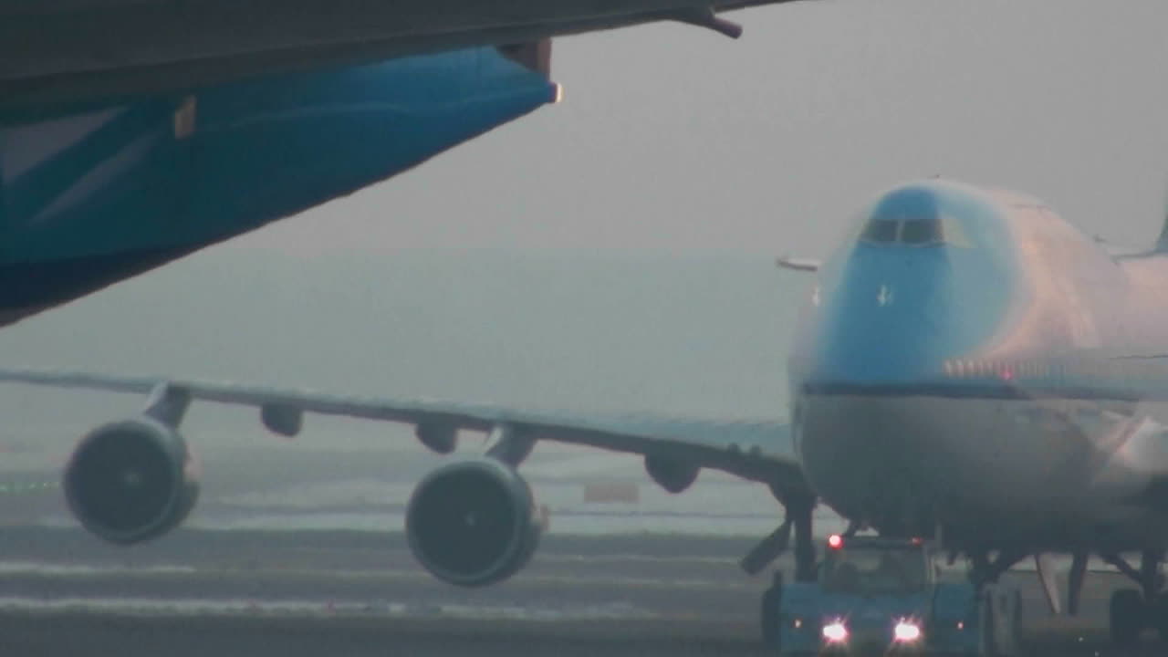 바쁜 공항에서 비행기 택시