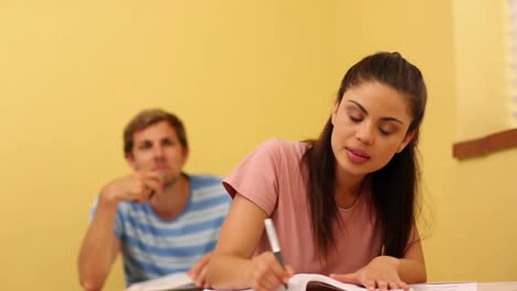 estudiantes que estudian en un aula