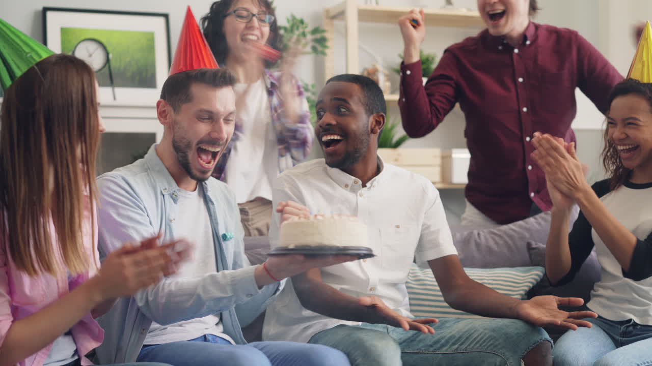 친구 들 이 생일을 축하 하고 있다