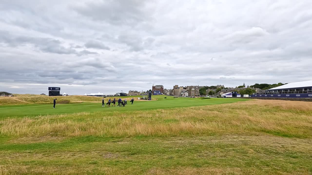 역사적인 세인트 앤드류스 코스에서 뛰는 골퍼들
