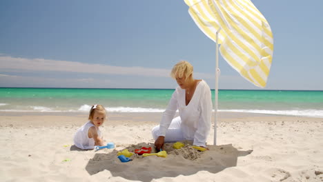 Süßes-Mädchen-Und-Großmutter-Spielen-Am-Strand