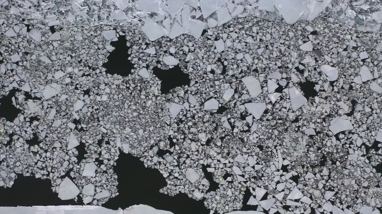 сломанный лед на замерзшем водоеме