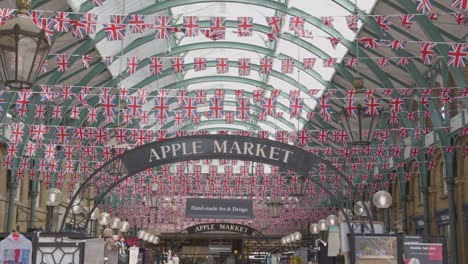 Banderas-Union-Jack-Decorando-El-Mercado-De-Covent-Garden-Con-Puestos-En-Londres,-Reino-Unido