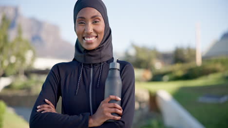 Cara,-Fitness-Y-Mujer-Islámica-Con-Los-Brazos-Cruzados