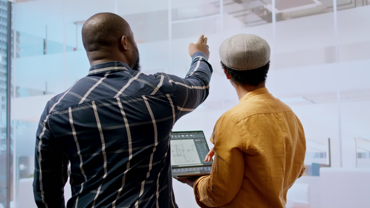 equipo de bienes raíces y mujer de negocios discutiendo el diseño y la planificación del espacio de trabajo