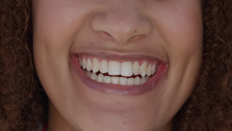 cerca hermosa mujer de raza mixta sonriendo
