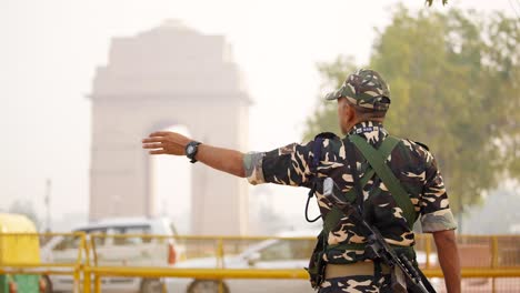 ejército indio cumpliendo con su deber en la puerta de la india