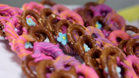 Pan-De-Pretzels-Sobre-La-Mesa-Con-Glaseado-Y-Chispas