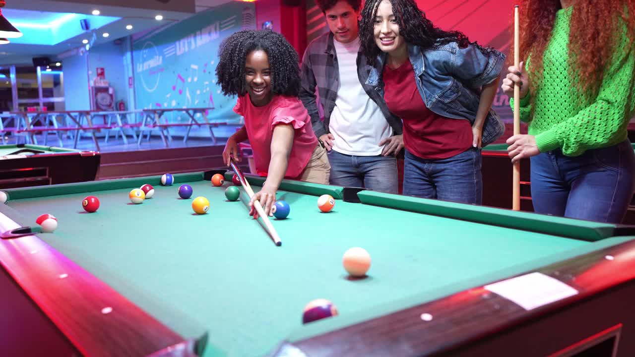 Amigos jogando bilhar em um centro recreativo
