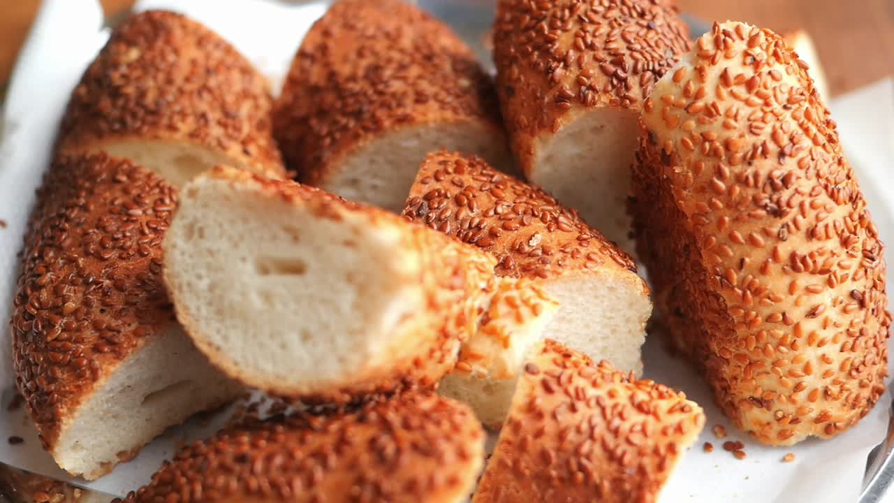 pan de simit turco en rebanadas