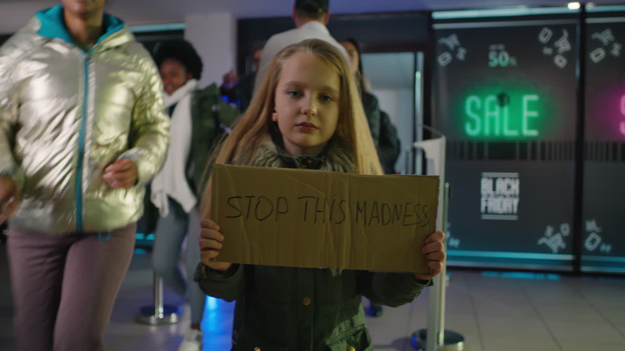 niño protestando contra la locura de las compras del viernes negro