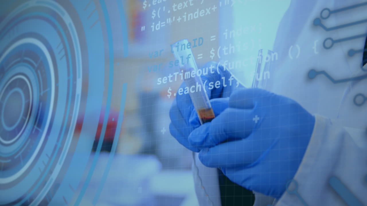 animación del procesamiento de datos y el escaneo del alcance sobre el científico que sostiene el tubo de ensayo.