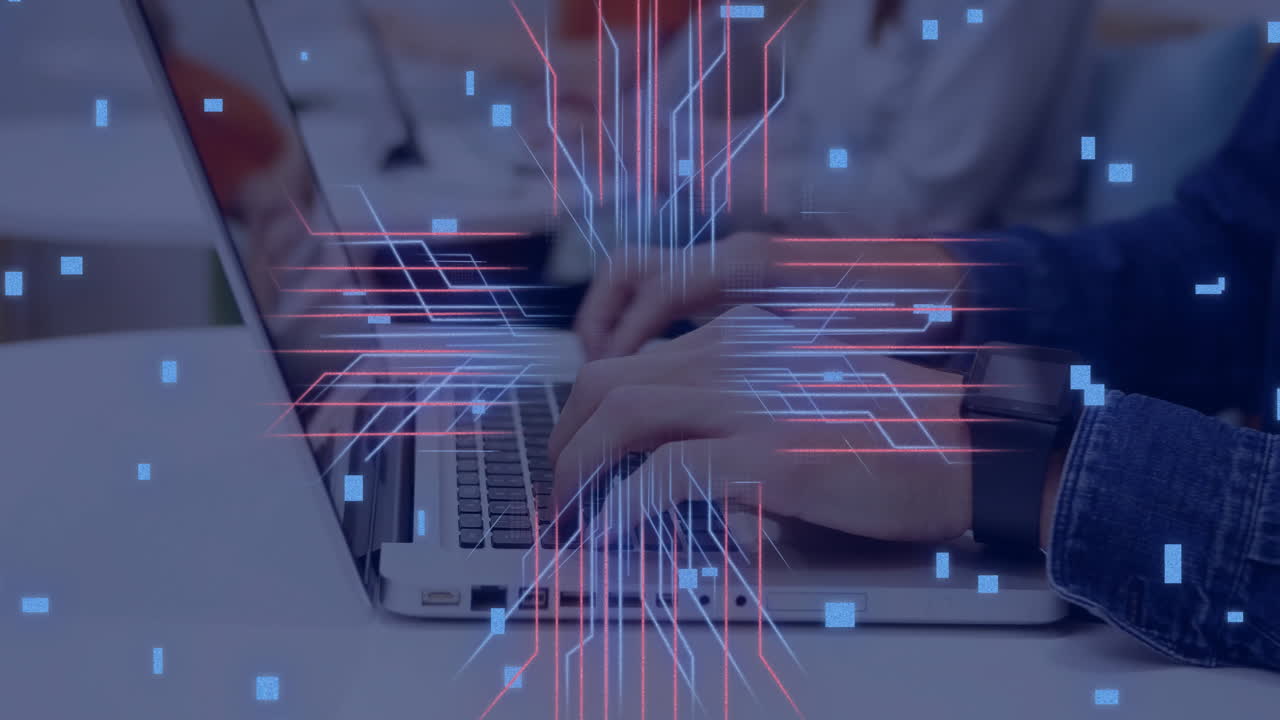 animación de placa de circuito con procesamiento de datos sobre hombre caucásico usando portátil