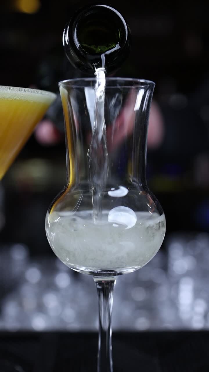Versamento di Cocktail allo Champagne