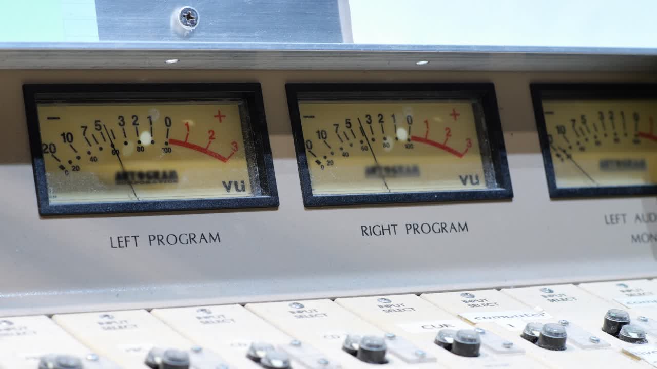 fm 라디오 방송국의 자동 심장박동기 제어 보드에 vu 미터 프로그램