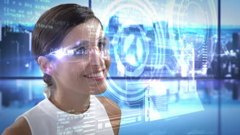 una mujer sonriente está usando gafas futuristas.