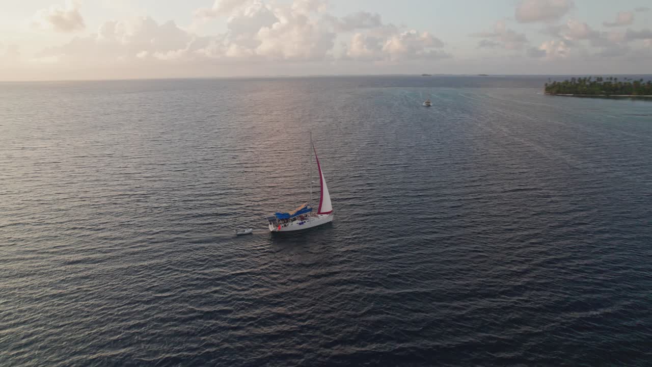 clip de un velero en una hermosa puesta de sol en las islas de san blas
