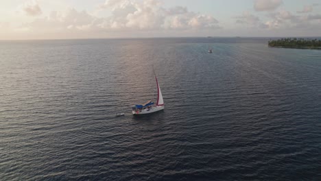 Clip-De-Drone-De-Un-Velero-En-Una-Hermosa-Puesta-De-Sol-En-Las-Islas-De-San-Blas-