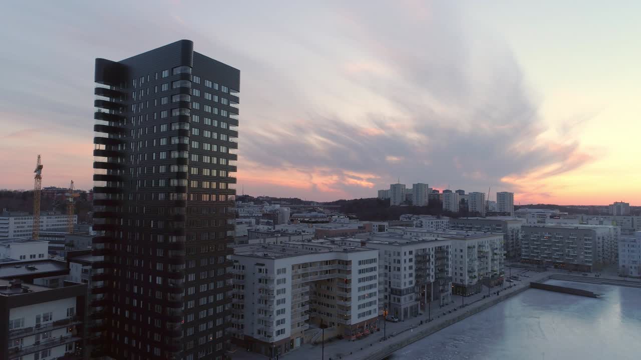 스웨덴 스홀름의 frozen bay 에 있는 현대적인 오피스텔과 아파트 건물의 공중 촬영.