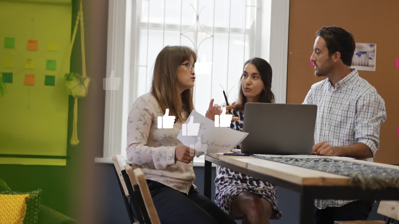 animación de iconos similares flotando contra diversos colegas discutiendo juntos en la oficina