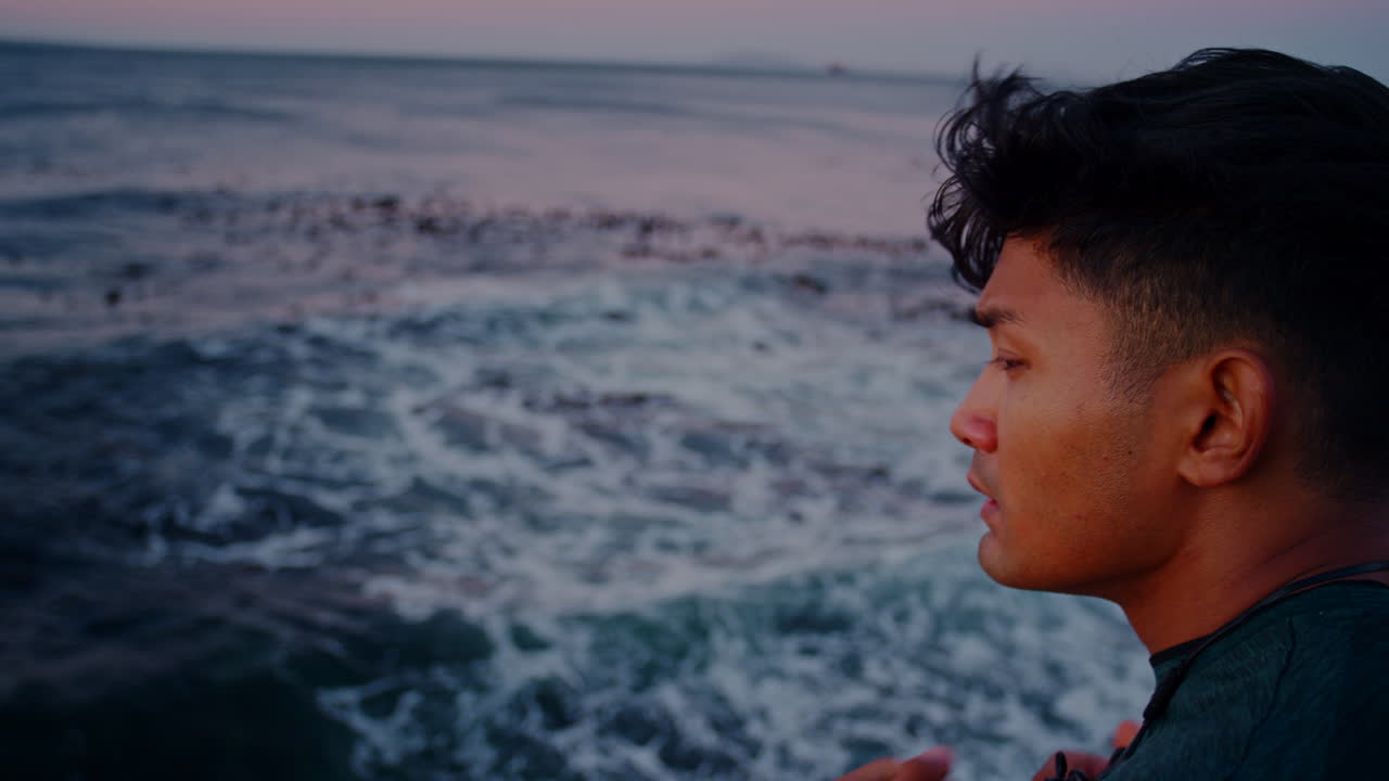 피곤하고, 음악과 해변에서 훈련하는 아시아 남자