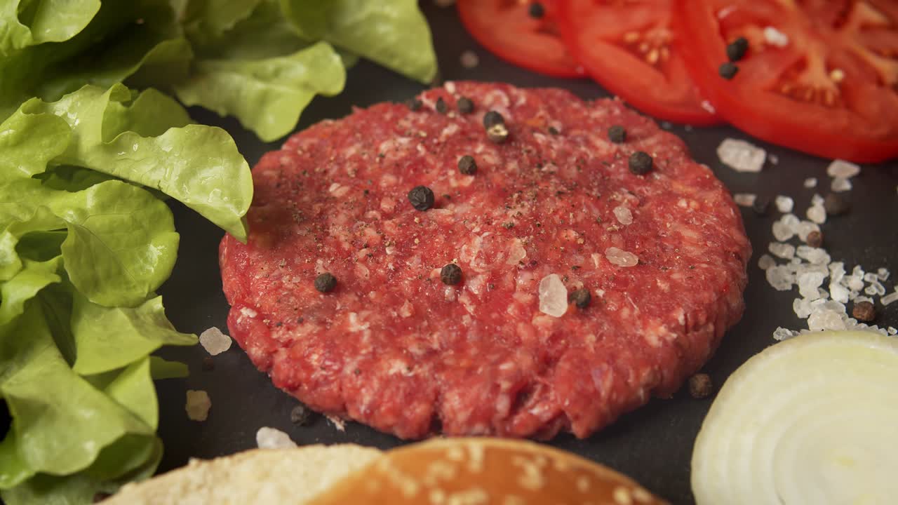 carne de res fresca para hamburguesa en la mesa con lechuga de lechuga y pan