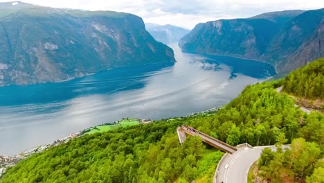stegastein en busca de la hermosa naturaleza de noruega.
