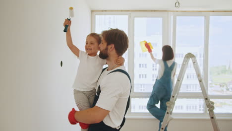 familia renovando su casa