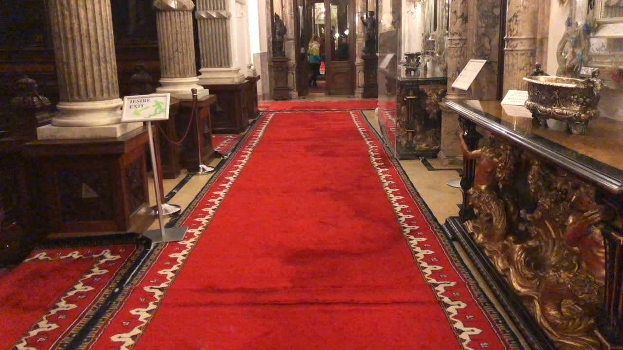 Salone con tappeto rosso in un edificio storico
